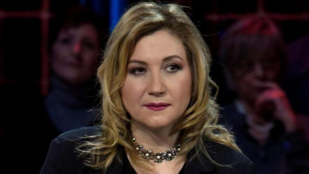 Serena Bortone gelata in studio dal noto ospite: “ha una malattia rara”