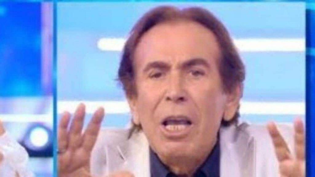 Giucas Casella a ruota libera sull’avventura con un uomo: “è successo che…”