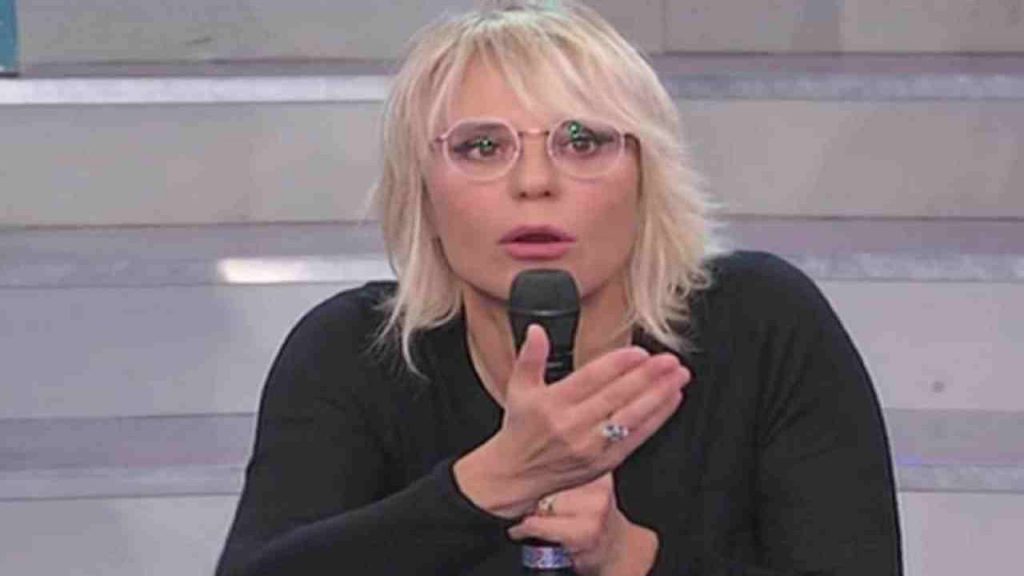 Amici, Maria ‘tradita’ da una sua collaboratrice | Ammessa l’insospettabile verità