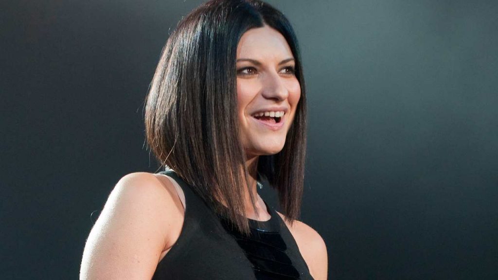 Laura Pausini, la notizia che fa gioire: la 47enne però ci sta pensando