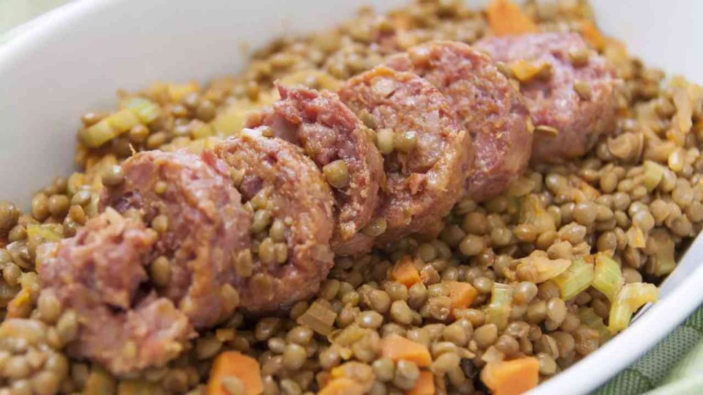 Lenticchie e cotechino: la ricetta che vi dimezzerà il tempo di preparazione