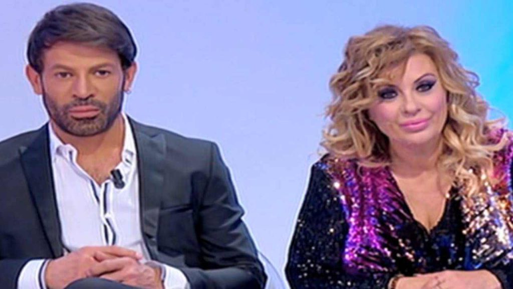 Gianni Sperti e Tina Cipollari, così vicini mai visti: le labbra si sfiorano