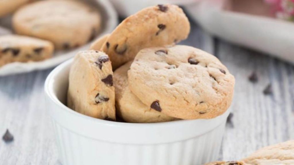 Biscotti con gocce di cioccolato | La merenda senza burro e glutine di Benedetta Rossi