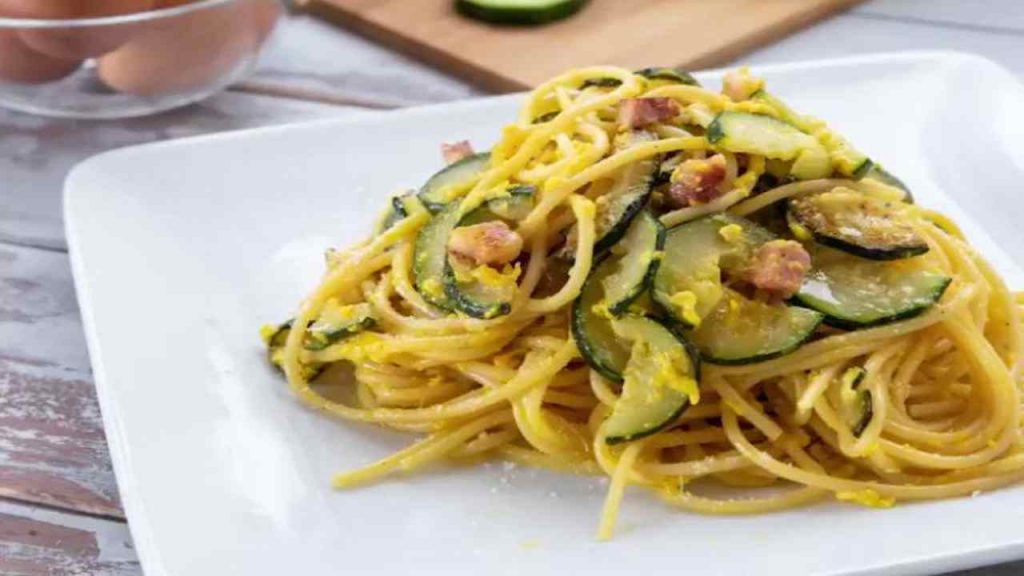 Carbonara di zucchine | La ricetta veloce e squisita di Benedetta Rossi