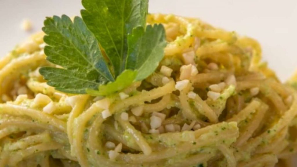 Pasta al pesto di sedano | Benedetta Rossi non ne sbaglia una