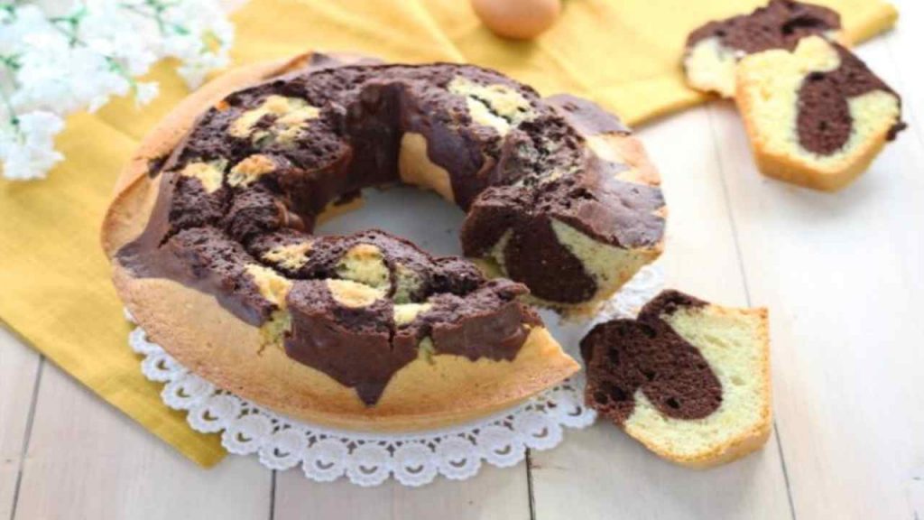 Ciambella all’acqua bicolore | La ricetta velocissima di Benedetta Rossi