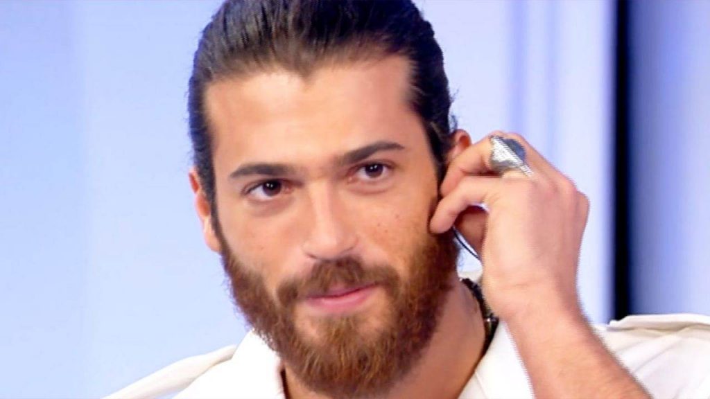 Can Yaman manda in tilt i fan: in teneri atteggiamenti con lei