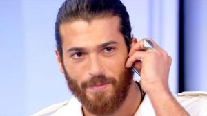 Can Yaman-fan-in-tilt-foto-Altranotizia