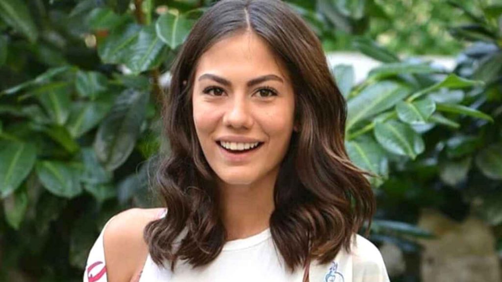 Demet Ozdemir manda fuori di testa i fan: arriva il bellissimo annuncio