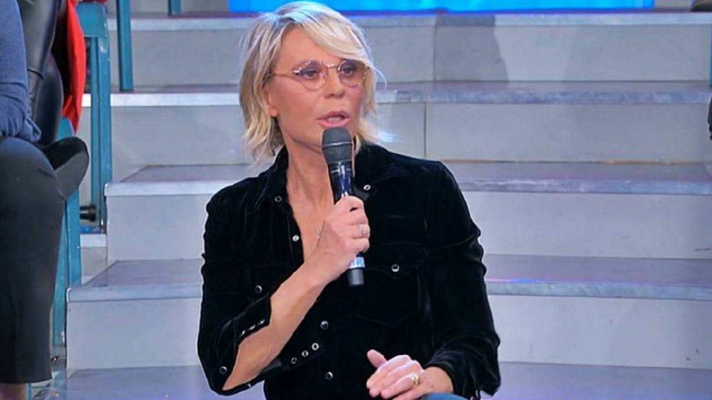 Uomini e Donne, clamoroso colpo di scena: Maria lo fa davanti a tutti per la prima volta