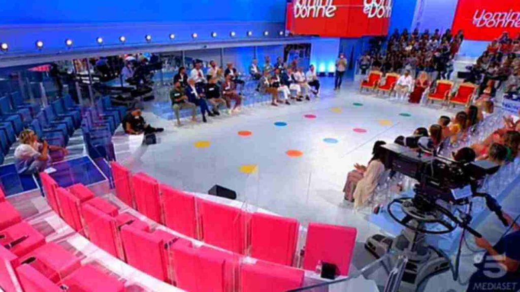 Uomini e Donne, in studio arriva lui ma i fan notano solo il suo viso: “lei schifata proprio”