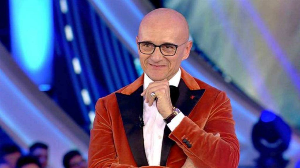 Alfonso Signorini sorpreso in ‘dolce’ compagnia: lo scatto fa impazzire i fan