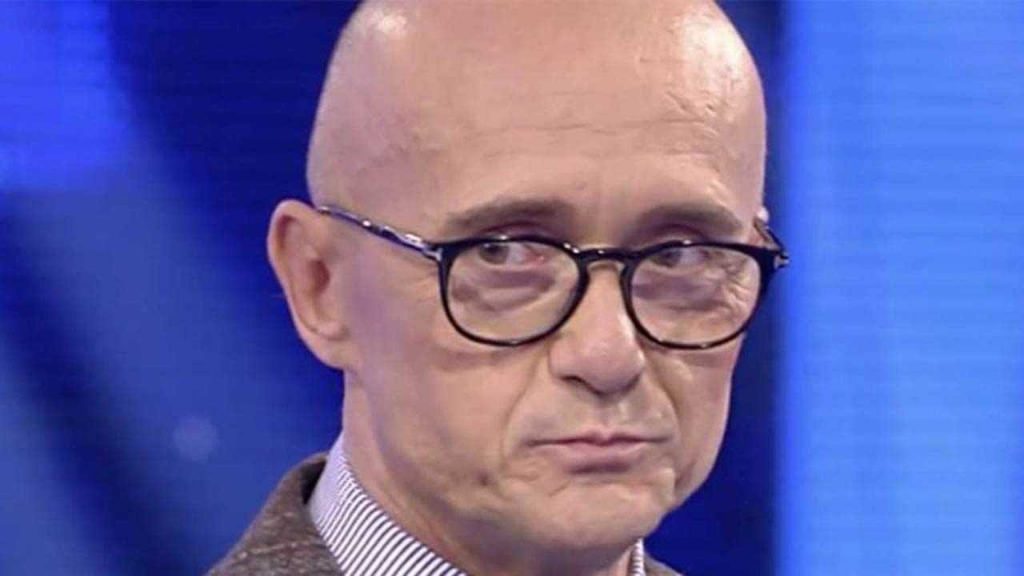 Alfonso Signorini, la collega spiffera tutto: “è partito e non vuole più sentire nessuno”