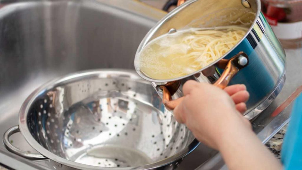 Scolare l’acqua della pasta nel lavandino: ecco perché non farlo