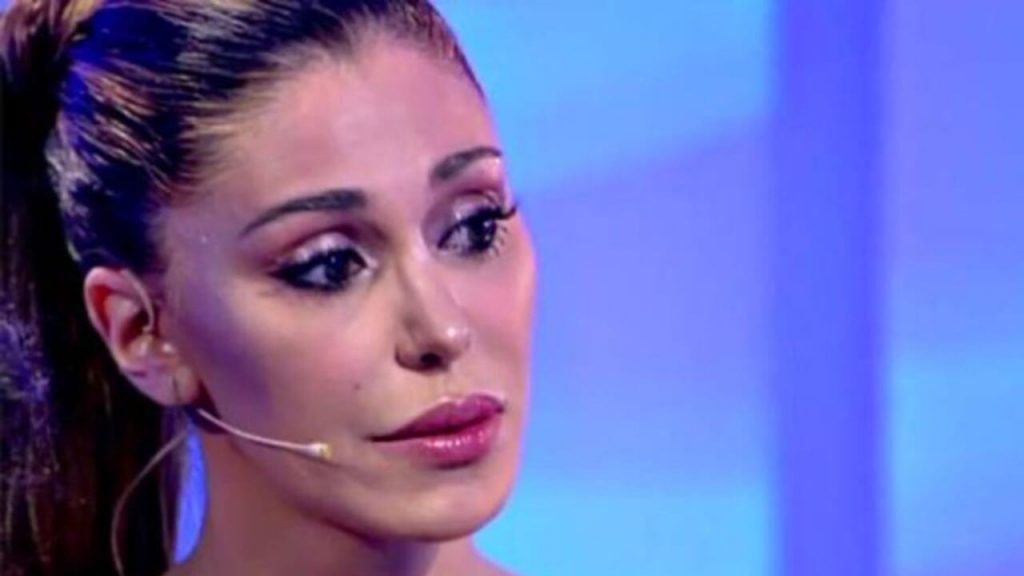 Belén Rodriguez ‘scavalcata’ proprio da lei: sottobraccio insieme a lui