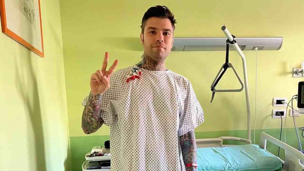 Fedez, rimosso il vistoso cerotto: ecco come appare il suo addome