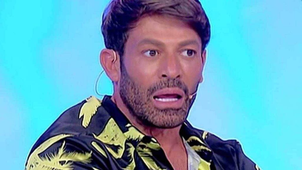 Gianni Sperti, l’ex moglie senza freni: “se non ha il coraggio di mostrarti per quello che sei…”