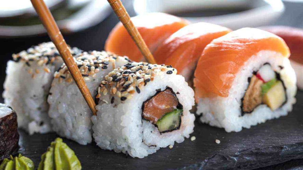 Sushi, ecco quando rischiate di morire: quando è così non mangiatelo