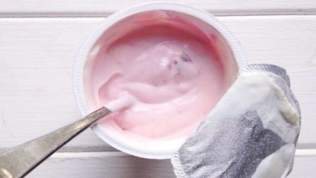 Yogurt scaduto da pochi giorni: ecco cosa accade se lo mangi lo stesso