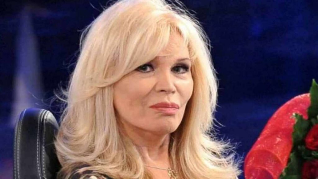 Amanda Lear, dopo anni salta fuori la verità: “pazzo del mio scheletro”