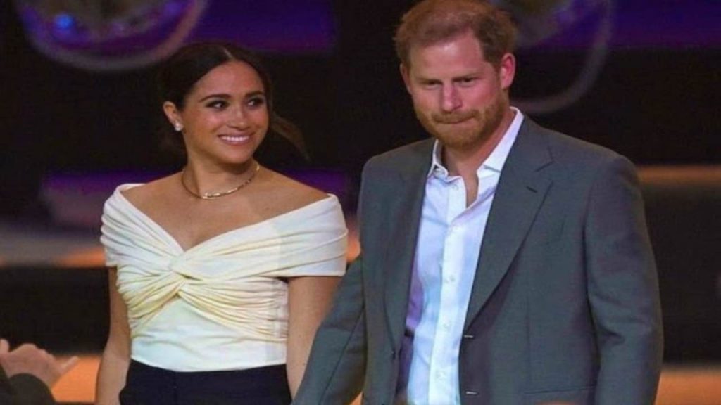 Il principe Harry, ‘pizzicato’ insieme ad un uomo: il massaggio crea scalpore