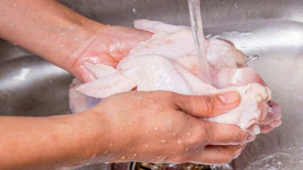 Pollo crudo, lo lavi sotto l’acqua prima di cuocerlo? | Rischiosissimo per la salute