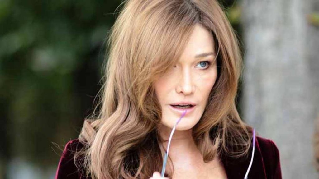 Carla Bruni, è bellissima ma il figlio l’ha nettamente superata: che schianto!