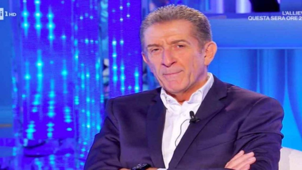 Ezio Greggio, tra quintali di medicinali dall’altra parte del mondo: i fan si stringono a lui