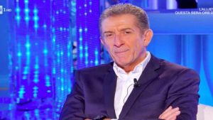 Ezio Greggio-valanga-di-farmaci-i-fan-si-strigono-a-lui-Altranotizia