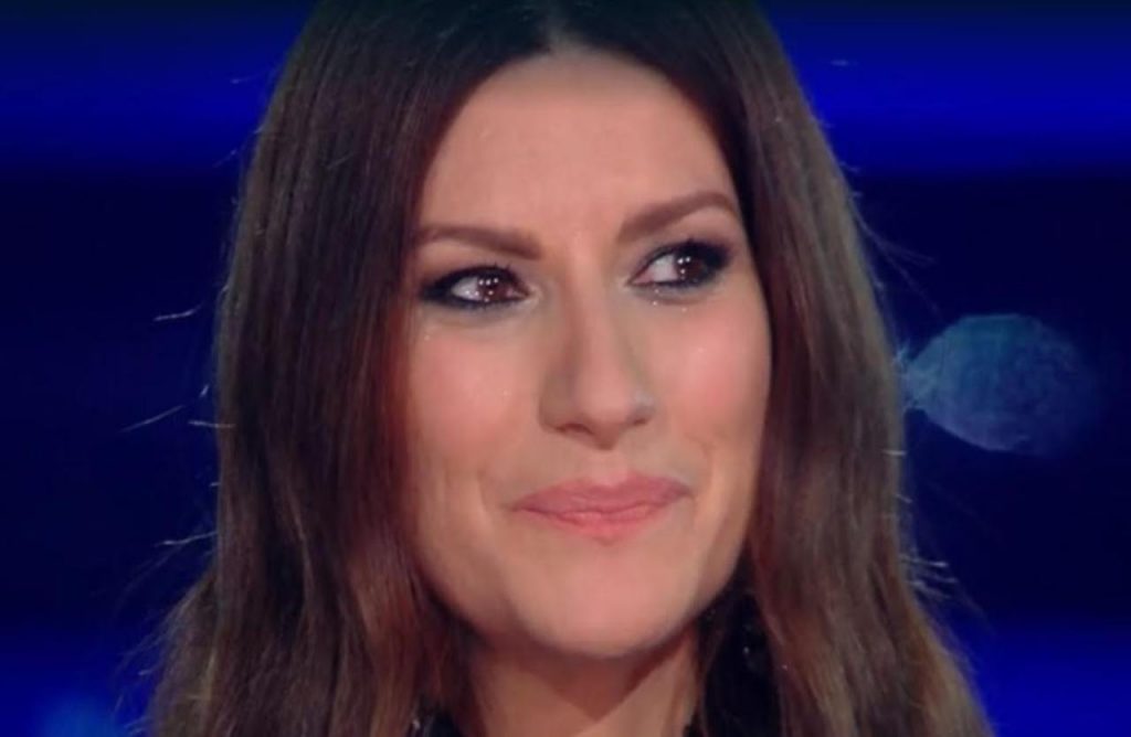 Laura Pausini in una valle di lacrime: “non reggo più”