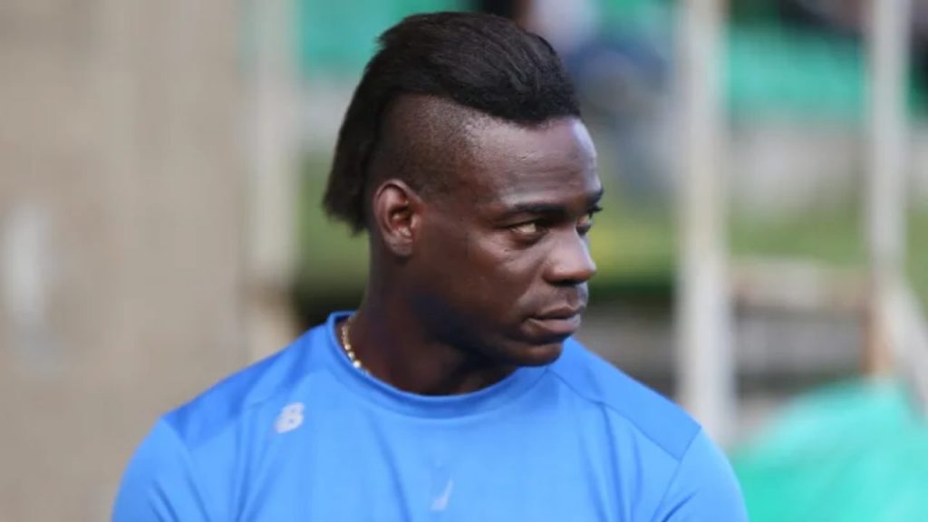 Mario Balotelli, altro che giacca e cravatta! Come si è presentato alla comunione della figlia