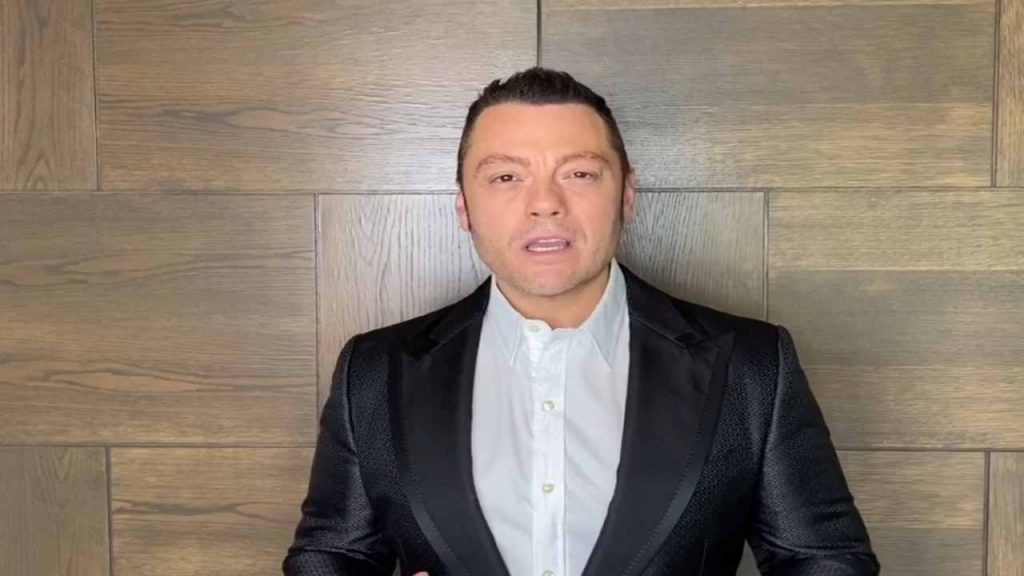 Tiziano Ferro, accasciato in auto: l’annuncio