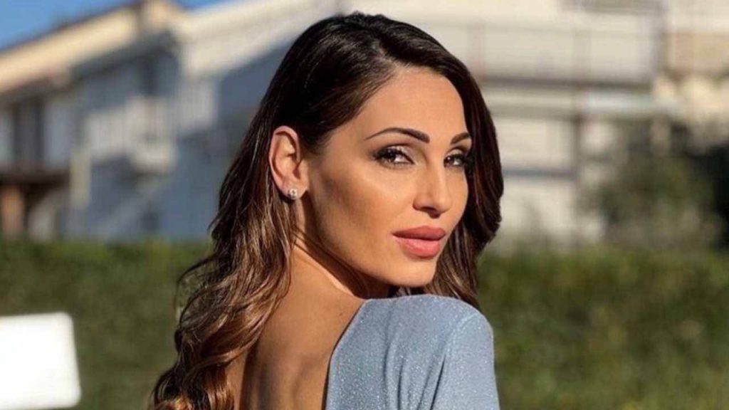 Anna Tatangelo, super sexy in bikini: il commento del collega non passa inosservato