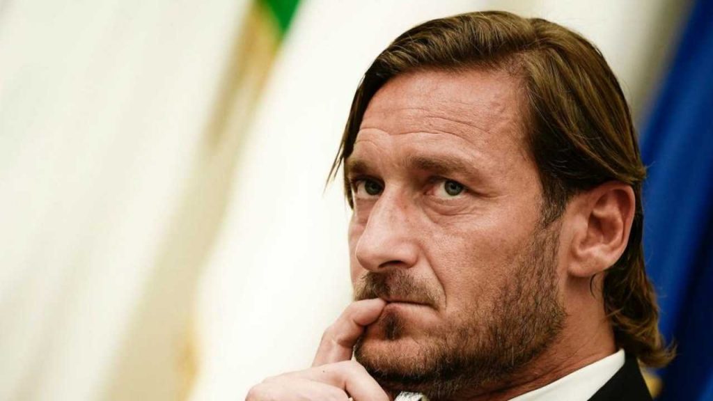 Francesco Totti e lo scatto a letto con un’altra donna: e non è Noemi