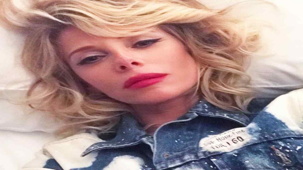 Alessia Marcuzzi, bikini striminzito e ballo scatenato: il video diventa virale