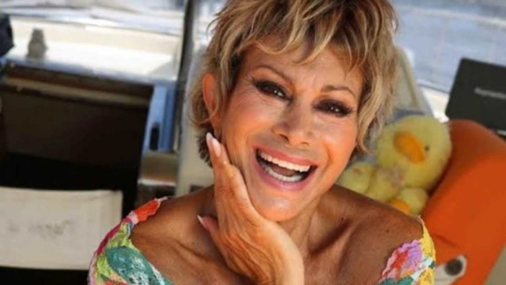 Carmen Russo, la foto della gravidanza al mare: il sorriso non mente