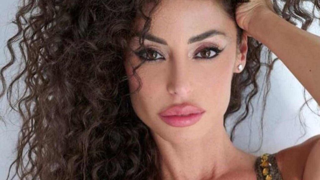 Raffaella Fico, per la prima volta senza trucco e parrucco: com’è al naturale