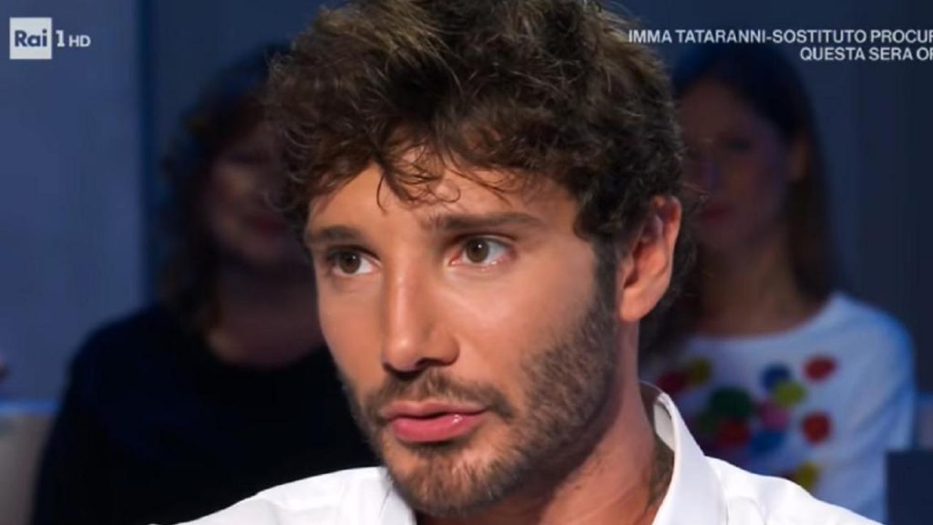 Bruttissima notizia per Stefano De Martino: dopo la gioia arriva già lo stop