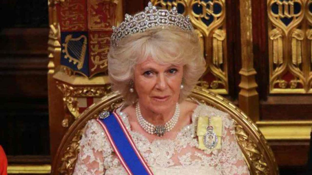 Camilla Parker Bowles, costume stretto e rosso fuoco: irriconoscibile così