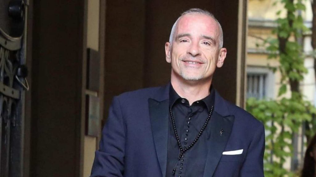 Eros Ramazzotti l’ha baciata davanti a tutti: fan impazziti al concerto