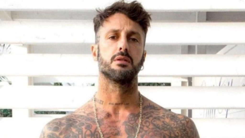 Fabrizio Corona umiliato dall’ex ballerino di Amici: volano stracci