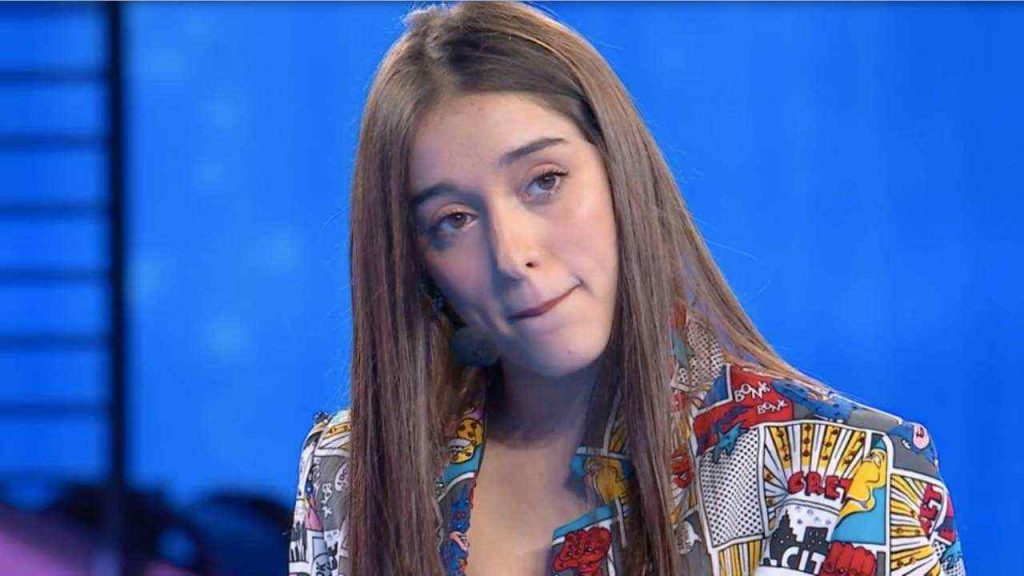 Giulia Stabile perde la testa per un professionista di Amici: ‘beccato’ il commento social