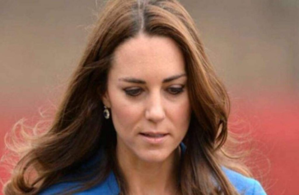 Kate Middleton, anche per andare a scuola dai figli si concia così: look per nulla casual