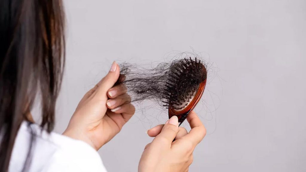 Stai perdendo tanti capelli in questo periodo? Ecco quando allarmarsi