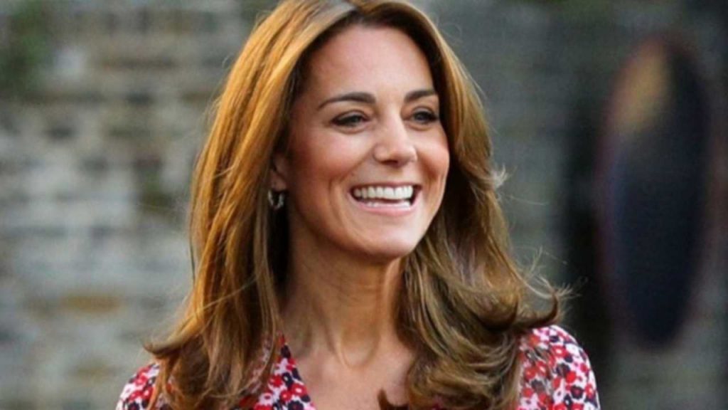 Avete mai visto la mamma di Kate Middleton? Più bella della figlia