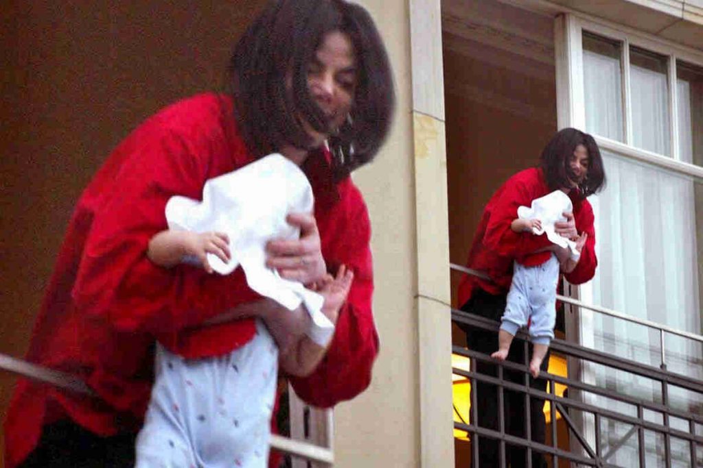 Ricordate Michael Jackson e il figlio “sventolato” sul balcone? Eccolo oggi: lo riconoscereste?